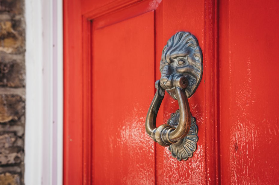 Fotografija: Feng šuj svetuje, naj bodo vhodna vrata rdeče barve. FOTO: Alena Kravchenko/Getty Images