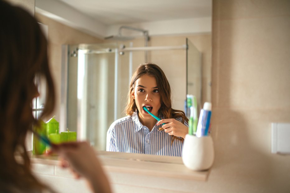 Fotografija: Zobe si umivamo dva- ali trikrat na dan oziroma po vsaki jedi. FOTO: Gettyimages