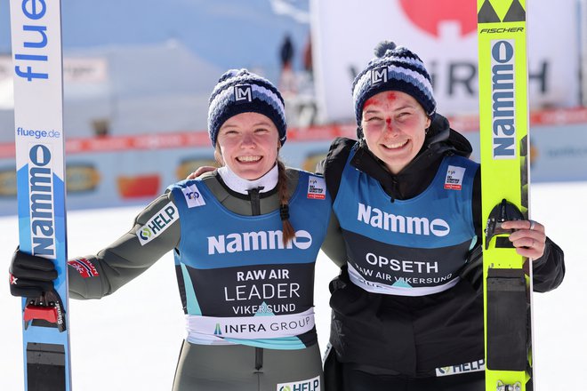 Najboljši včeraj v Vikersundu: zmagovalka Eirin Maria Kvandal (levo) in svetovna rekorderka Silje Opseth. FOTO: Reuters