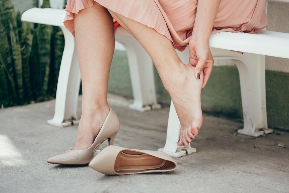 Fotografija: Verjetnost zanje je večja, ko nosimo obutev brez nogavic. FOTO: Klebercordeiro/Getty Images