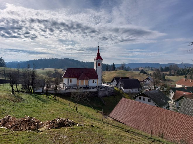 Sredi vasi Ledine stoji cerkvica iz 16. stoletja. FOTO: Janez Mihovec