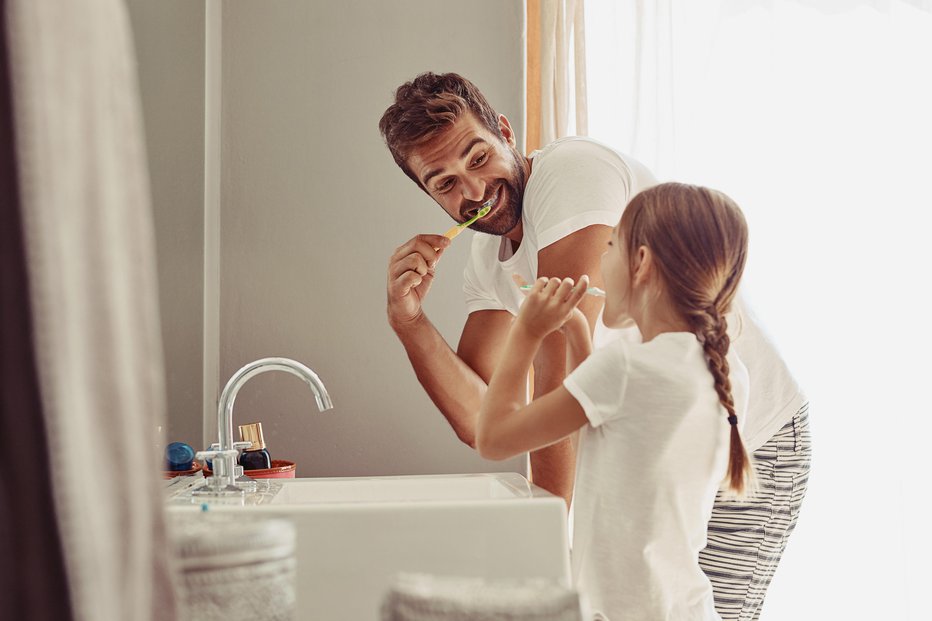 Fotografija: Otroku z učenjem ustne higiene zmanjšamo možnost za težave z zobmi in dlesnimi. FOTO: Peopleimages/Getty Images