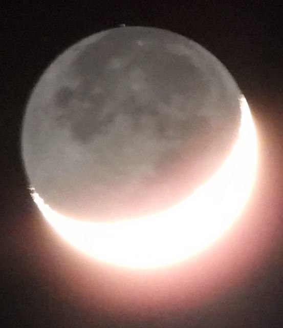 Fotografija: Nenavaden 'izrastek' na severnem tečaju Lune. FOTO: Bralka Nina