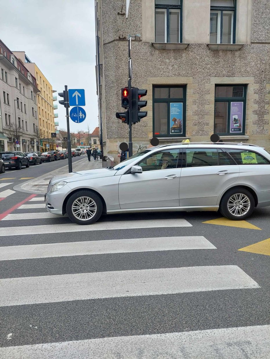 Fotografija: Taksist v centru Ljubljane oviral pešce in izsilil druge voznike. FOTO: Bralka Branka