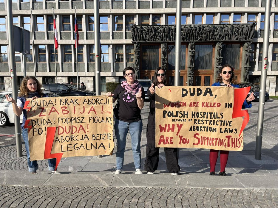 Fotografija: Članice Inštituta 8. marec so v znak solidarnosti s poljskimi ženskami za predsednika Dudo pred Državnim zborom pustile sporočilo. FOTO: Inštitut 8. Marec