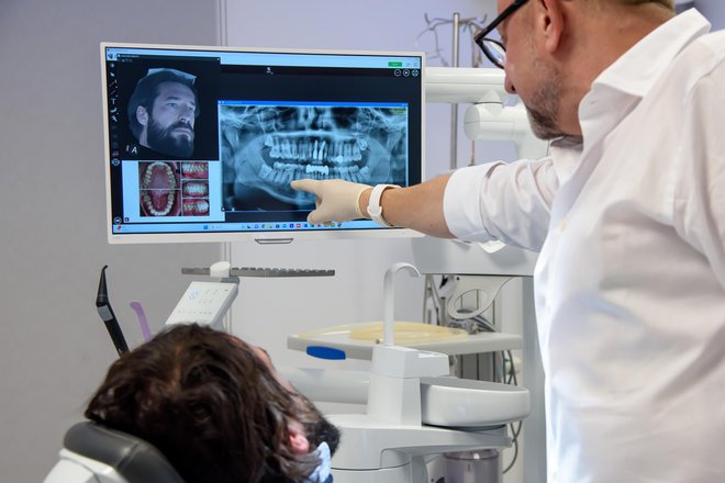 V kliniki Ortoimplant Dental Spa opravijo več kot 300 implantoloških posegov na leto in več kot 200 kirurških konceptov All-on-4 in Zygoma All-on-4 pri odpravljanju brezzobosti. FOTO: Darko Tomaš/Cropix