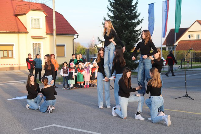 Skupina plesalk Osnovne šole Leskovec