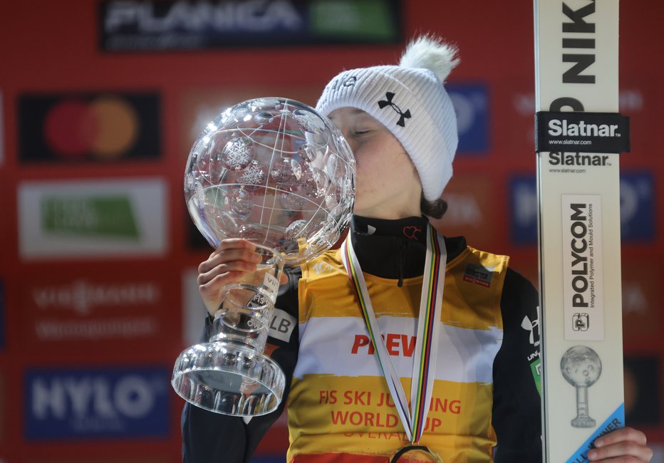 Fotografija: Nika Prevc je ponosno poljubila veliki kristalni globus. FOTO: Dejan Javornik