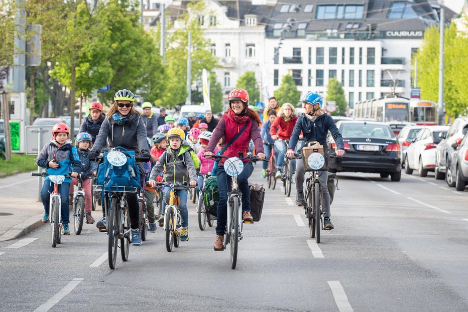 Fotografija: Otroci se lahko na varen način že zgodaj navajajo na kolesarjenje in sodelovanje v prometu. FOTO: Andrea Leindl 