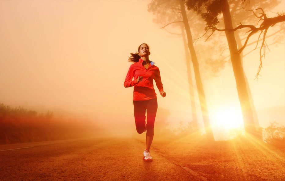 Fotografija: Če je misel na enourno jutranjo telovadbo zastrašujoča, načrtujte krajše treninge, ki se prilegajo vašemu urniku. FOTO: Arhiv Slovenske novice/Shutterstock