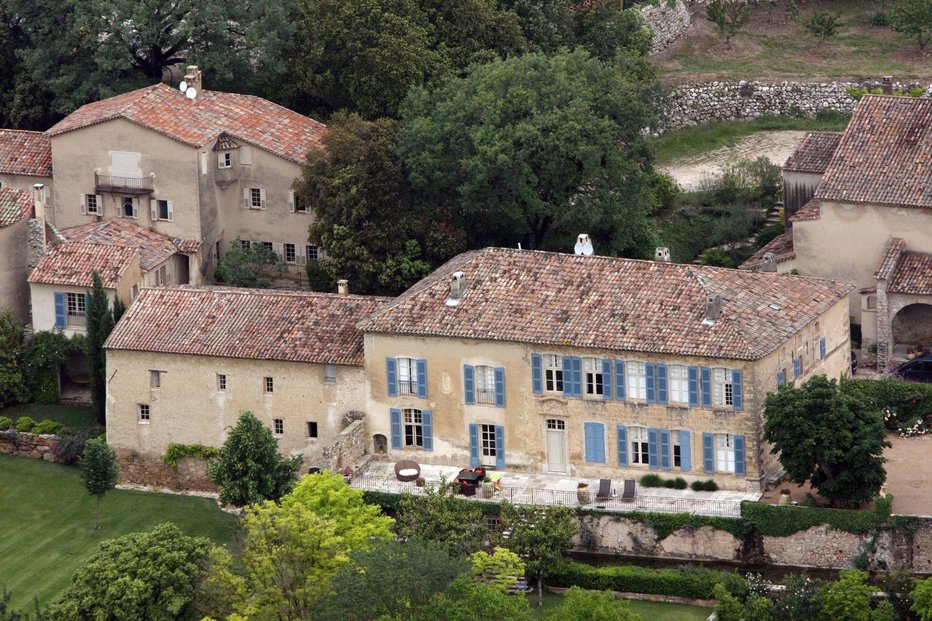 Fotografija: Miraval ima 35 sob, kapelico, oljčni nasad, vinograd, starodavni akvadukt, ribnik in glasbeni studio. FOTO: Profimedia