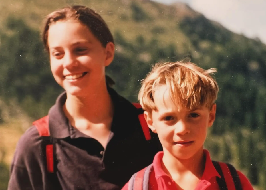 Fotografija: Kate in njen brat James, ko sta bila otroka. FOTO: Zaslonski Posnetek, Instagram
