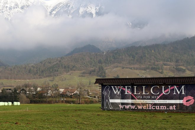 Oglasi po Gorenjskem vabijo v avstrijske bordele. FOTO: Tomi Lombar