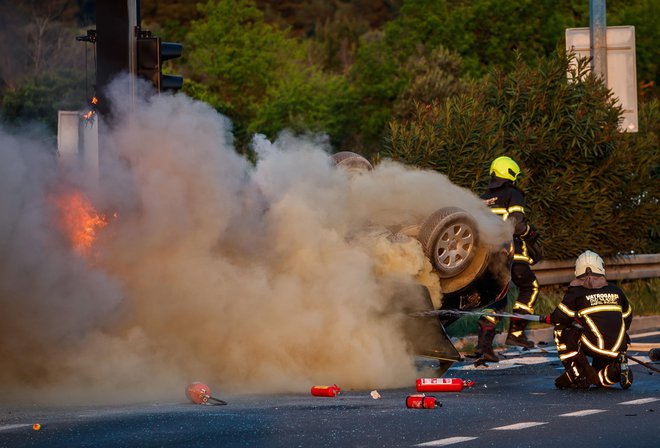 Vozilo je zagorelo, gasilci pa so pravočasno rešili 3-letnika. FOTO: Zvonimir Barisin/pixsell Pixsell