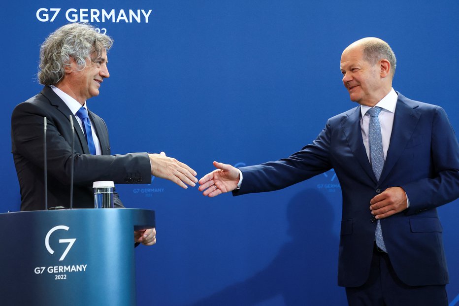 Fotografija: Premier Robert Golob in kancler Olaf Scholz si bosta spet segla v roke. FOTO: Reuters