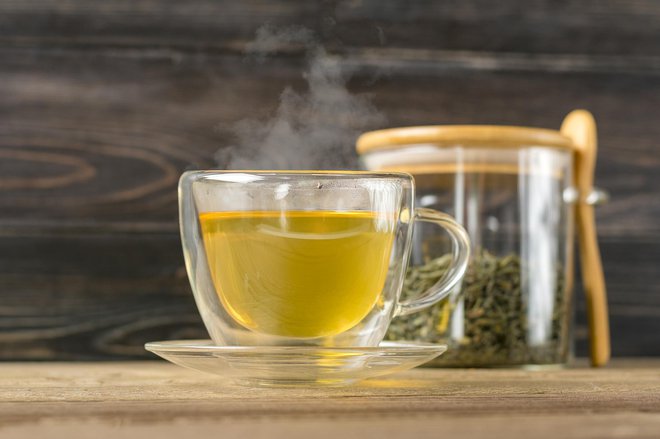 Pri osebah, ki vsak dan pijejo zeleni čaj, je nižje tveganje za srčno in možgansko kap. FOTO: Marina Bogachyova/Gettyimages 