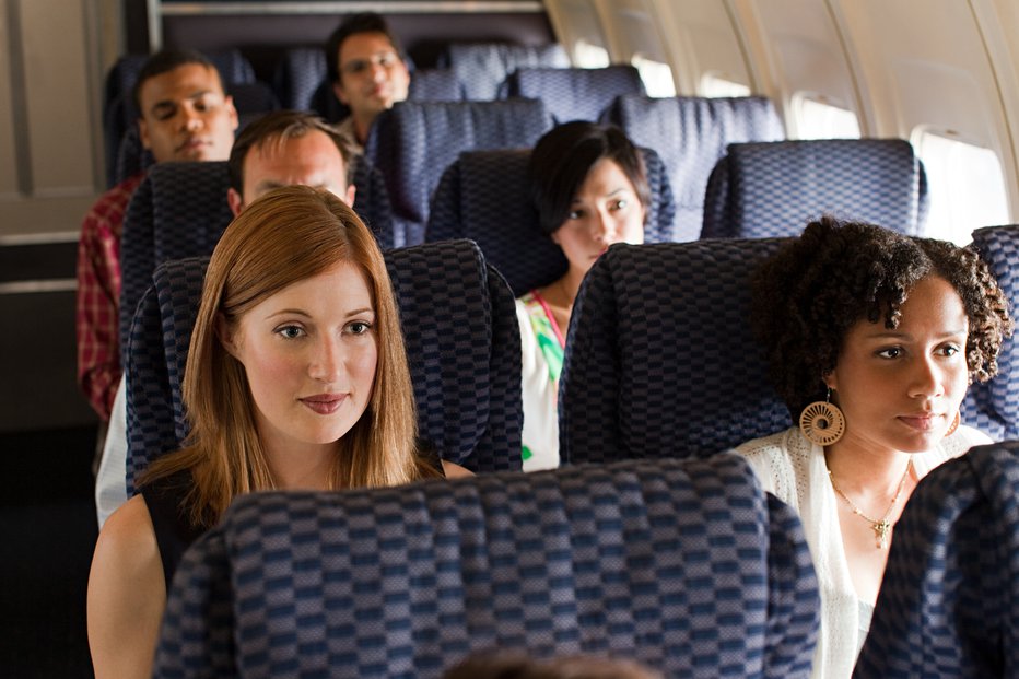 Fotografija: Preden spustite naslonjalo, poglejte, kdo sedi za vami. FOTO: Image Source, Getty Images