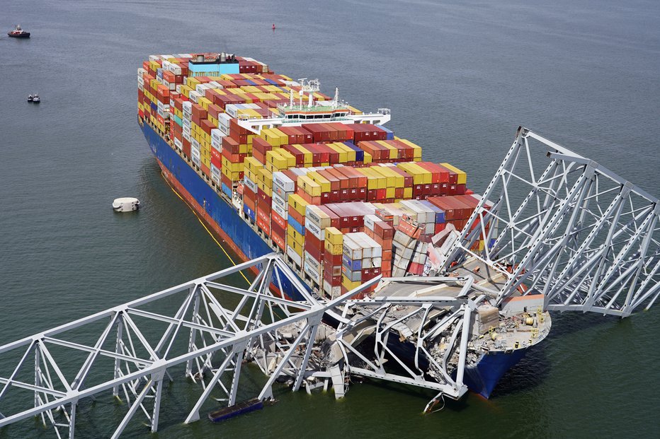 Fotografija: Zaprtje pristanišča bo povečalo stroške in motilo dobavne verige. FOTO: Maryland National Guard Via Reuters