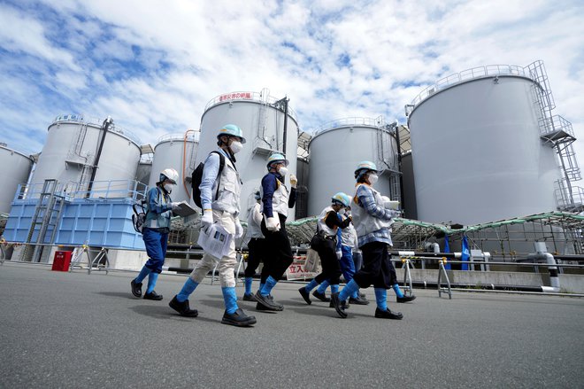 Iz poškodovane jedrske elektrarne v Fukušimi so lani začeli izlivati odpadno vodo. FOTO: Eugene Hoshiko/Reuters