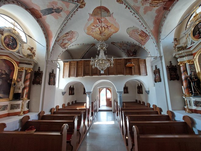 Notranjost cerkve FOTO: Janez Mihovec