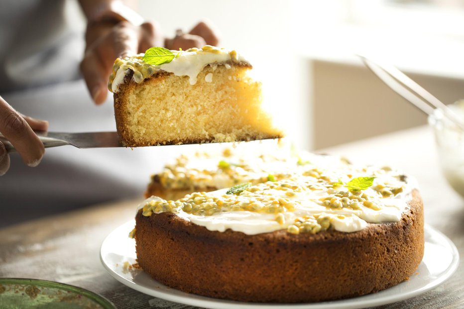 Fotografija: Torto lahko razrežemo na več kosov. (Foto: K505/Getty Images)