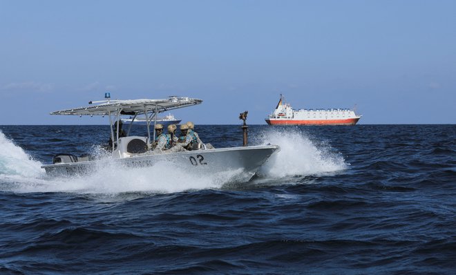 Čoln puntlandske pomorske policije nadzira vode Adenskega zaliva pred pristaniščem Bosaso. FOTO: Abdirahman Hussein/Reuters