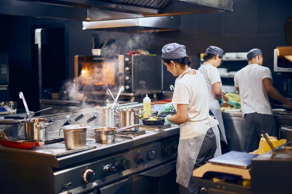 Fotografija: Čemu se v restavraciji raje izogibajte? Spregovorili so kuharji in natakarji. FOTO: izikmd, Getty Images