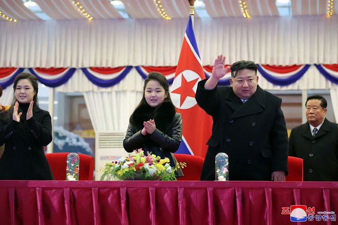 Kim Džong Un, Kim Ju-ae in njena mati Ri Sol-džu (levo) med novoletno predstavo 31. decembra lani. FOTO: AFP/KCNA VIA KNS