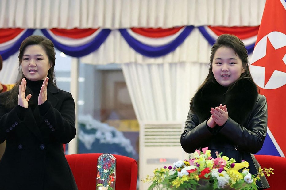 Fotografija: Ri Sol-džu in hči Kim Ju-ae. FOTO: AFP/KCNA VIA KNS