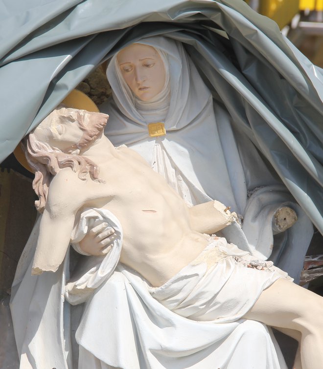 Kipec Marije z mrtvim Jezusom je čudežno obstal na mestu, le roke so odpadle. FOTO: Boštjan Fon