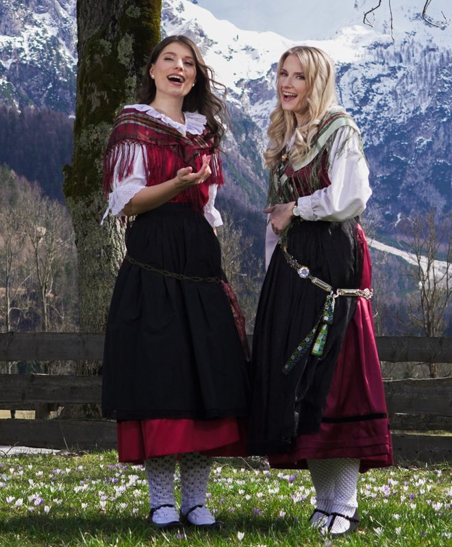 Nika Svetlin in Alja Deželan sta zapeli v duetu. FOTO: Domen Svetlin