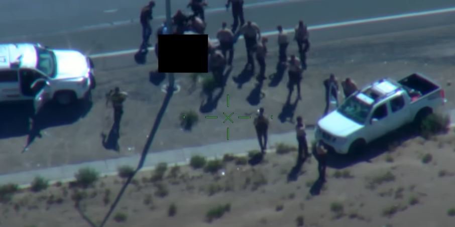 Fotografija: Videoposnetek iz policijskega helikopterja v Kaliforniji prikazuje policiste, ki so med posredovanjem pri ugrabitvi na avtocesti ubili 15-letno dekle. FOTO: Zaslonski Posnetek Youtube