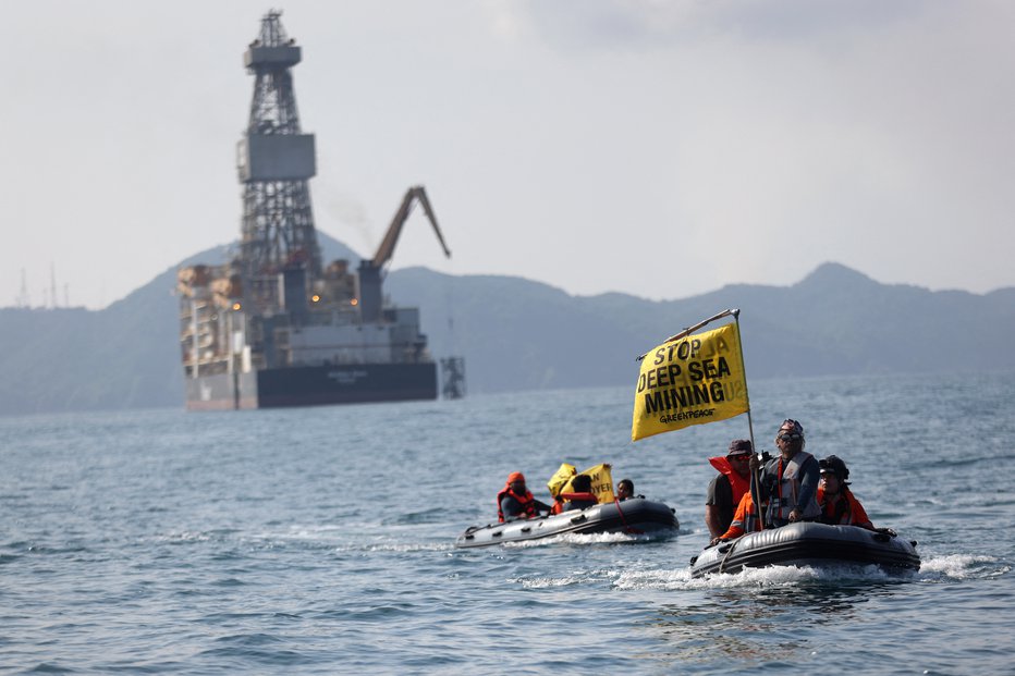 Fotografija: Aktivisti Greenpeacea protestirajo zaradi prisotnosti ladje za globokomorsko rudarjenje kanadskega podjetja The Metals Company v mehiškem pacifiškem pristanišču Manzanillo. FOTO: Gustavo Graf/Greenpeace Mexico/Reuters