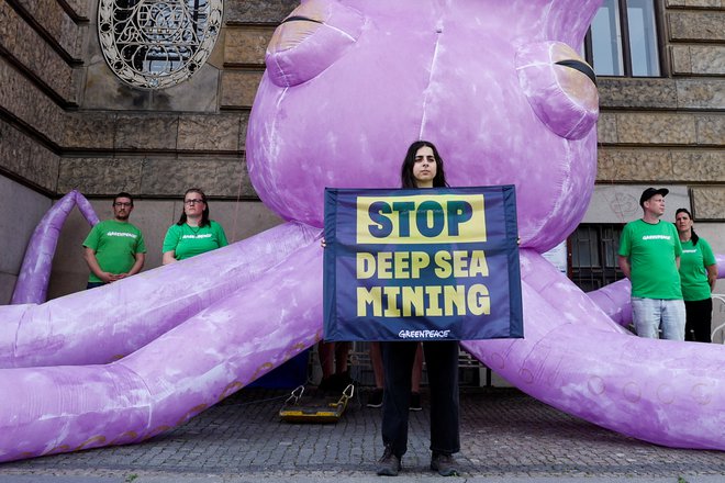 Protest proti rudarjenju na morskem dnu pred češkim ministrstvom za industrijo FOTO: David W Cerny/Reuters