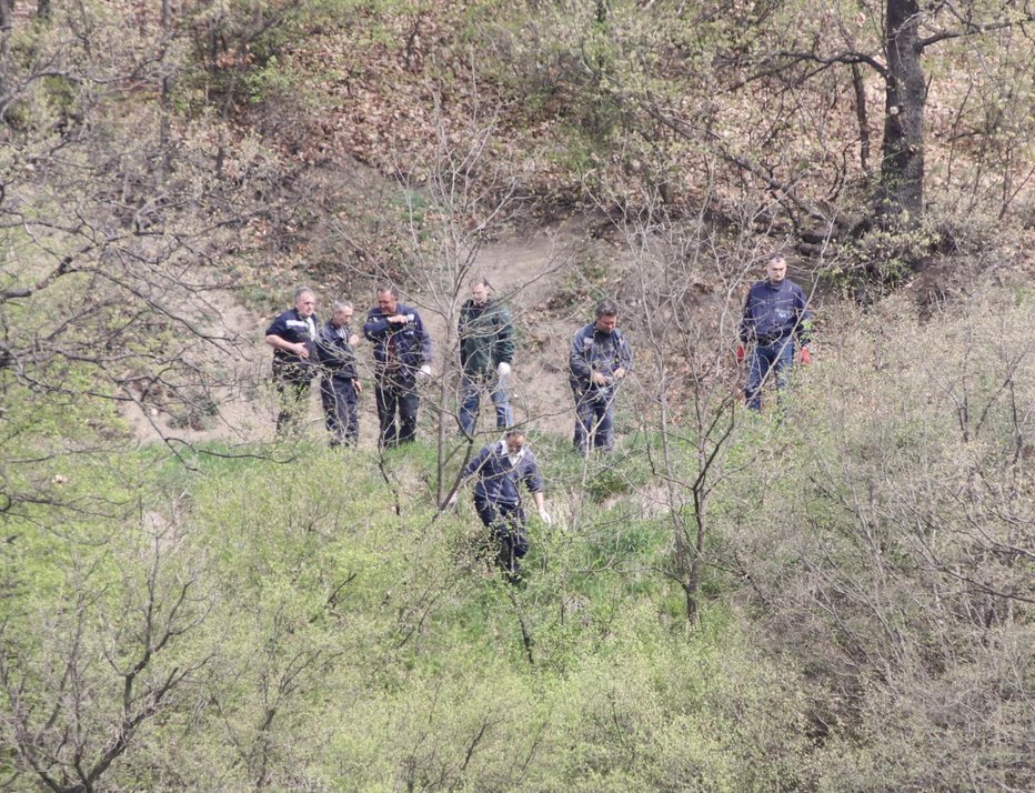 Fotografija: Policisti preiskujejo območje deponije. FOTO: M.m./ataimages, Pixsell