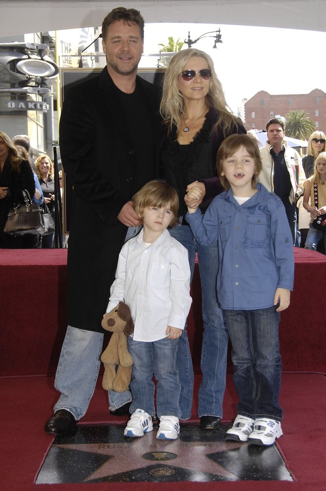 Russell z družino ob razkritju njegove zvezde na pločniku slavnih leta 2010. FOTO: Profimedia