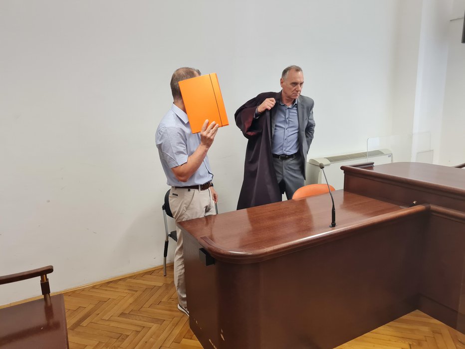 Fotografija: Na sodišču se je skrival pred fotoobjektivi. FOTO: Aleksander Brudar