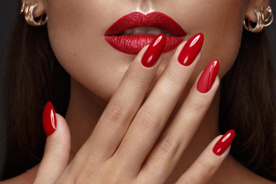 Fotografija: Beautiful girl with a classic make up and multi-colored nails. Manicure design. Beauty face. Photo taken in the studio FOTO: Shutterstock Shutterstock