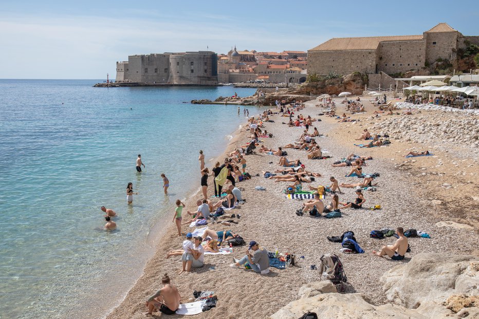 Fotografija: Plaža Banje v Dubrovniku – to soboto, ne sredi poletja! FOTO: Grgo Jelavic/pixsell