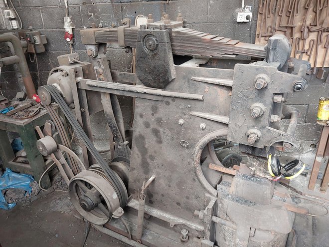 Stroj, star več kot 100 let. FOTO: Dejan Vodovnik