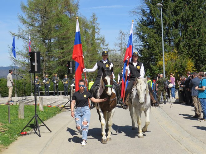 V sprevodu je sodelovala tudi konjenica iz Jesenj. FOTO: Bojan Rajšek