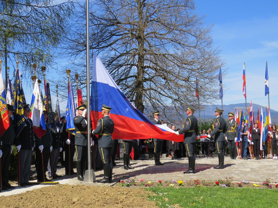 Fotografija: Gardna enota Slovenske vojske je slovesno razvila slavljenko. FOTO: Bojan Rajšek