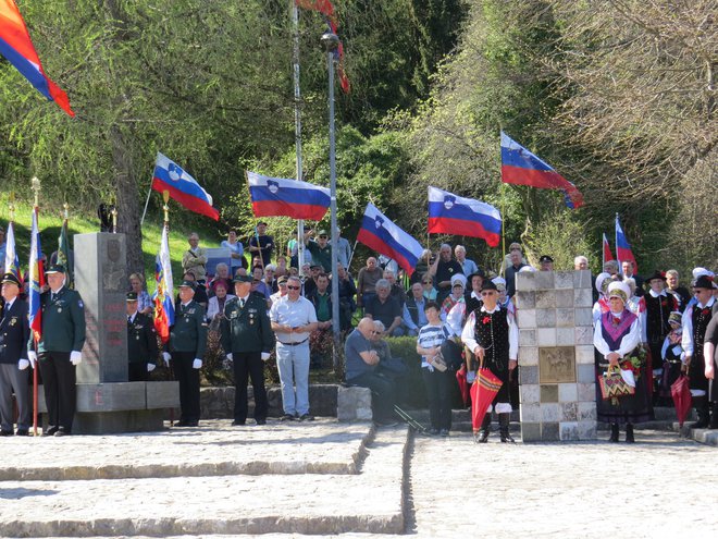 Pred pomnikom Geoss so vihrale slovenske tribarvnice. FOTO: Bojan Rajšek