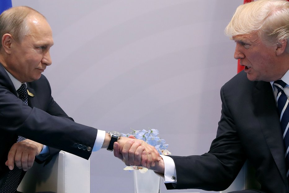 Fotografija: Donald Trump in Vladimir Putin. (arhivska fotografija) FOTO: Carlos Barria Reuters Pictures