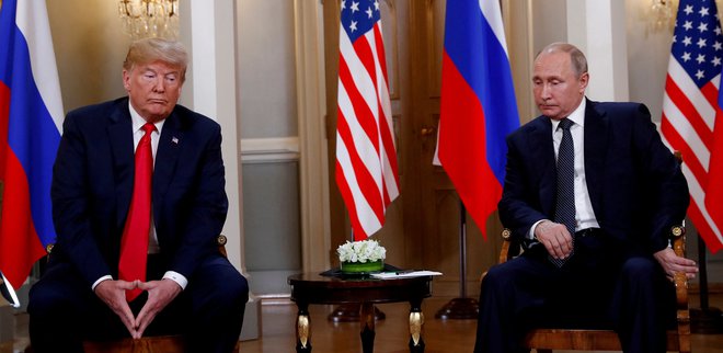 Donald Trump in Vladimir Putin. (arhivska fotografija). FOTO: Kevin Lamarque Reuters