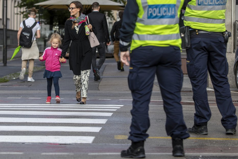 Fotografija: Policisti so v teh dneh pogosteje prisotni v okolici šol. FOTO: Voranc Vogel