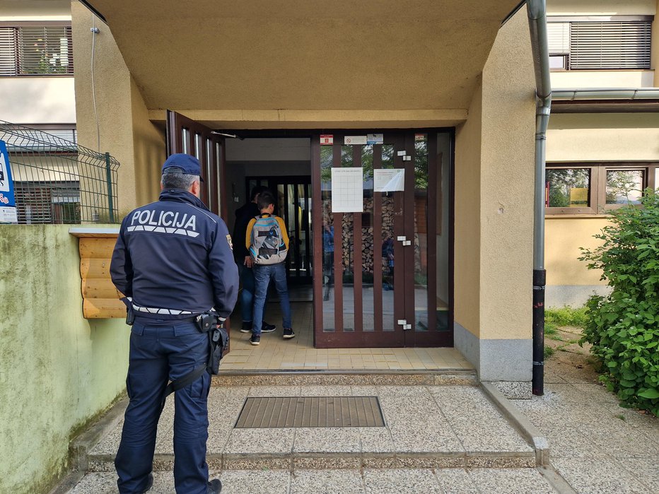 Fotografija: Pred OŠ Grm v Novem mestu je vse mirno, otroci prihajajo v šolo. FOTO: Tanja Jakše Gazvoda, Slovenske novice