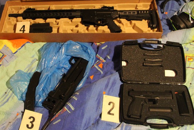 Krški policisti so nasilnežu zasegli več kosov orožja in naboje. FOTO: PP Krško