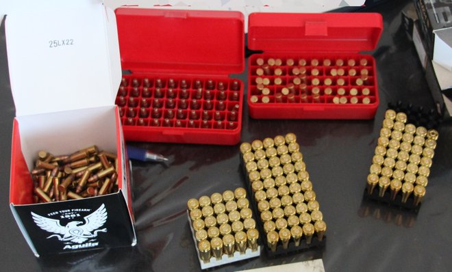 Krški policisti so nasilnežu zasegli več kosov orožja in naboje. FOTO: PP Krško