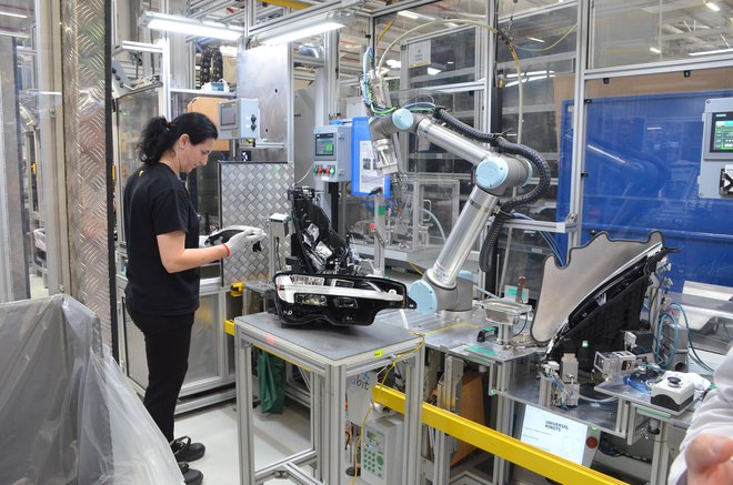 Proizvodnja žarometa, kjer operater sodeluje s t. i. kolaborativnim robotom. FOTO: Gašper Boncelj